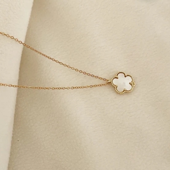 Generic Jewelry - 18K Gold Plated Stainless Steel Flower Shell Pendant Necklace.